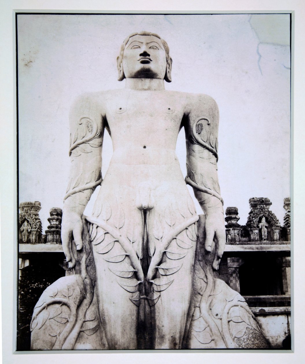 Monolityczny posąg Gommateshvary, Stravana Belgola, ok. 1855 autorstwa English Photographer