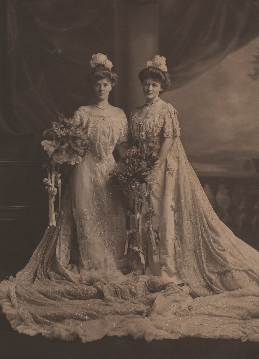 Pani Arthur Lee i panna Faith Moore, amerykańskie siostry, noszące suknię na prezentację na dworze Edwarda VII, c.1905 autorstwa English Photographer