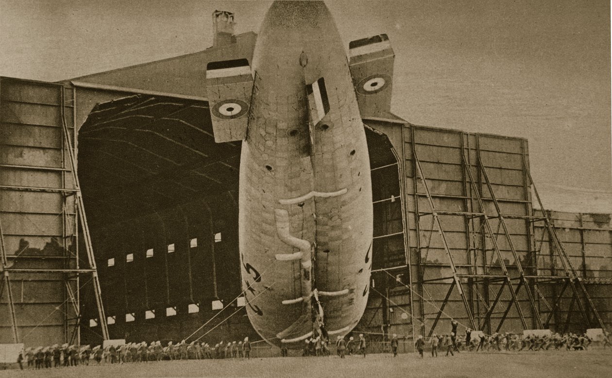 Negocjowanie sterowca marynarki wojennej w hangarze, 1914-19 autorstwa English Photographer