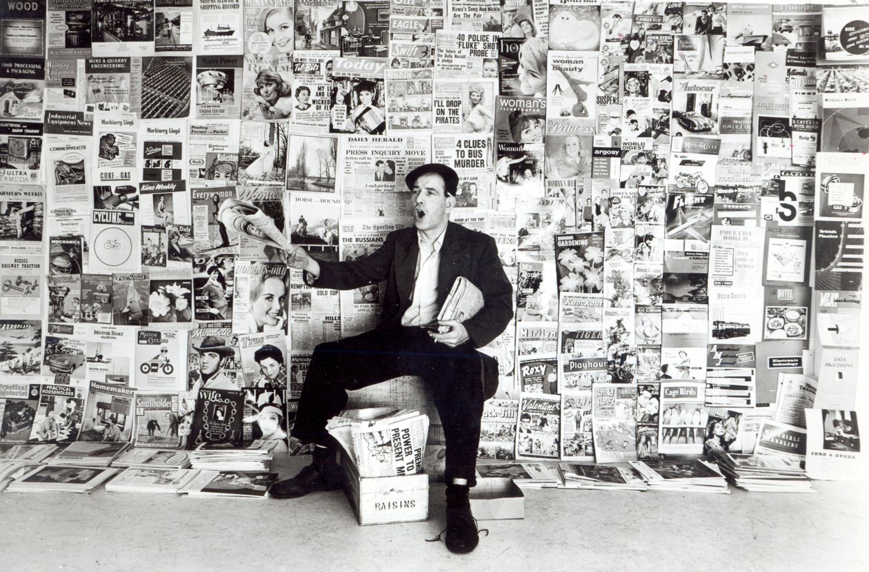 Sprzedawca gazet, ok. 1960 autorstwa English Photographer