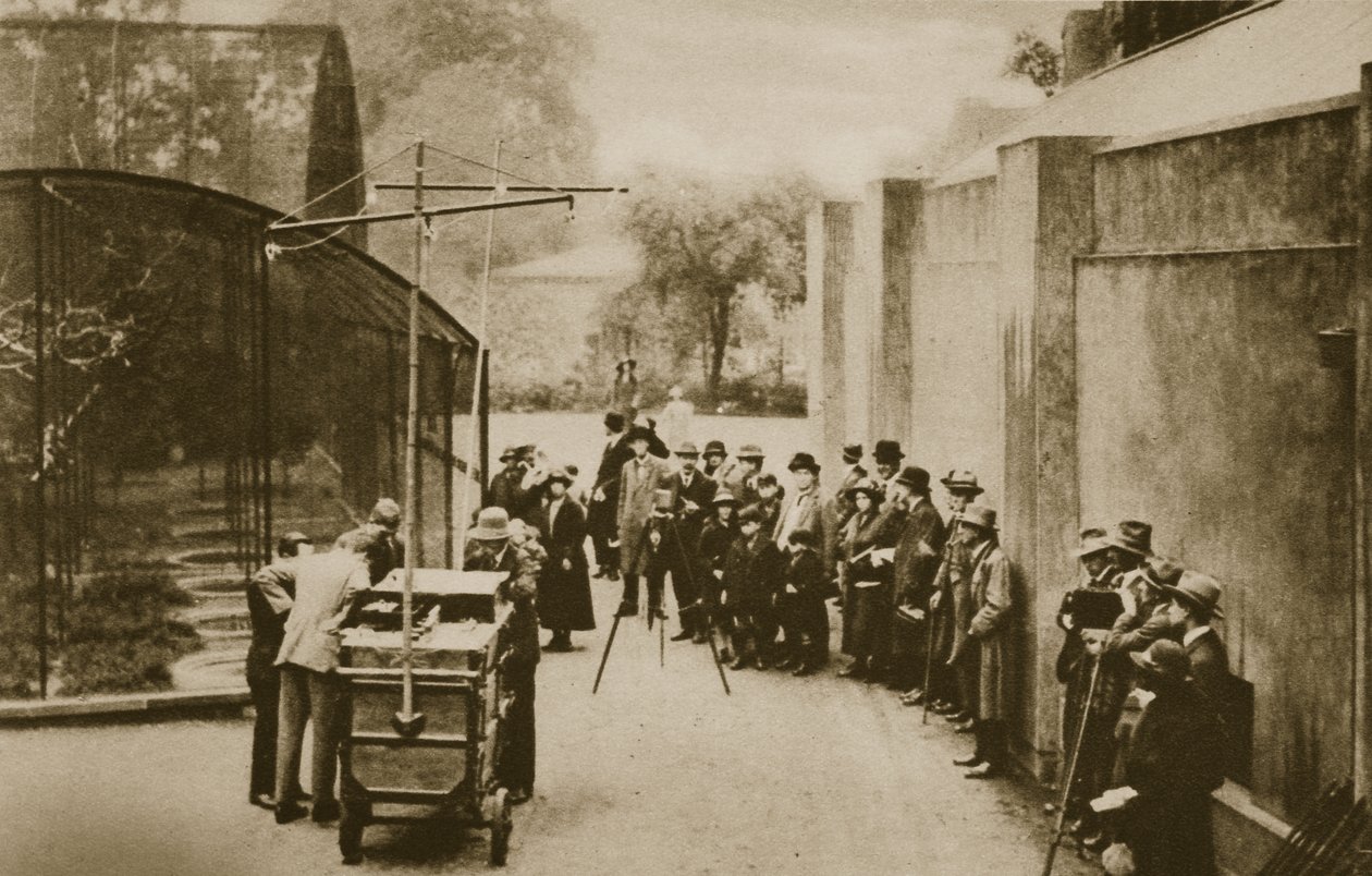 Urzędnicy British Broadcasting Corporation przygotowują się do nadawania odgłosów z ptaszarni w londyńskim zoo (zdjęcie w sepii) autorstwa English Photographer