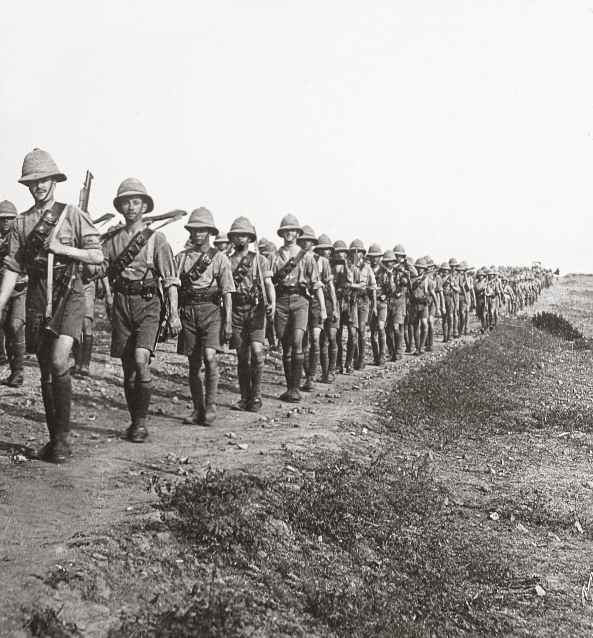W długim marszu przez upał w Bagdadzie, 1917 autorstwa English Photographer