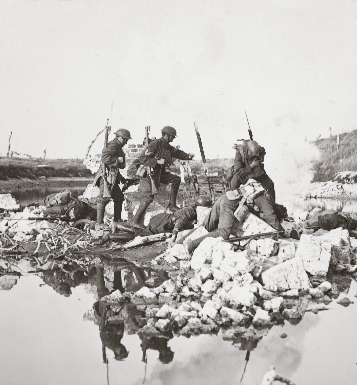 Nasi nieustraszeni ludzie walczą z wielkimi przeciwnościami, kopią mosty i wycofują się przez Kanał Crozat, 1918 autorstwa English Photographer