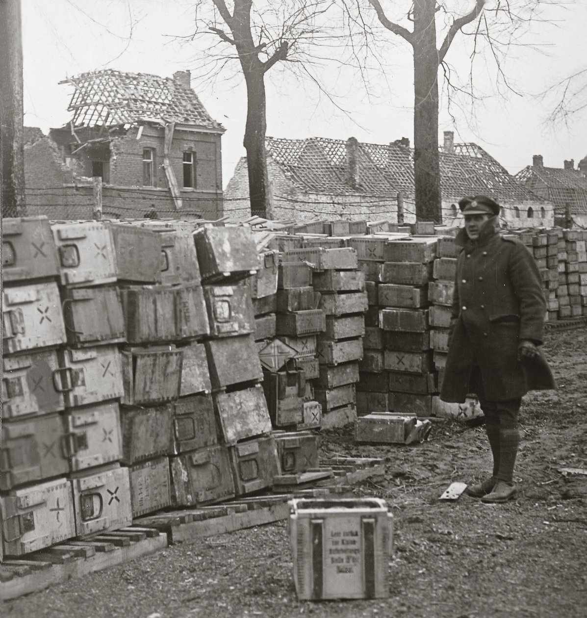 Nasz szybki marsz w pobliżu Cambrai zmusił Niemców do porzucenia dużych ilości amunicji autorstwa English Photographer