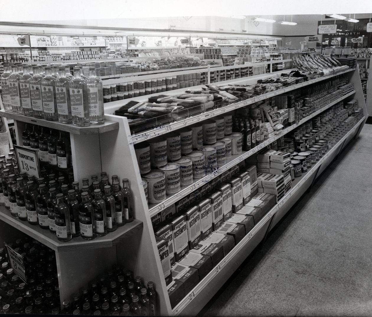 Aleja z farbami i pędzlami, sklep Woolworths, 1956 autorstwa English Photographer