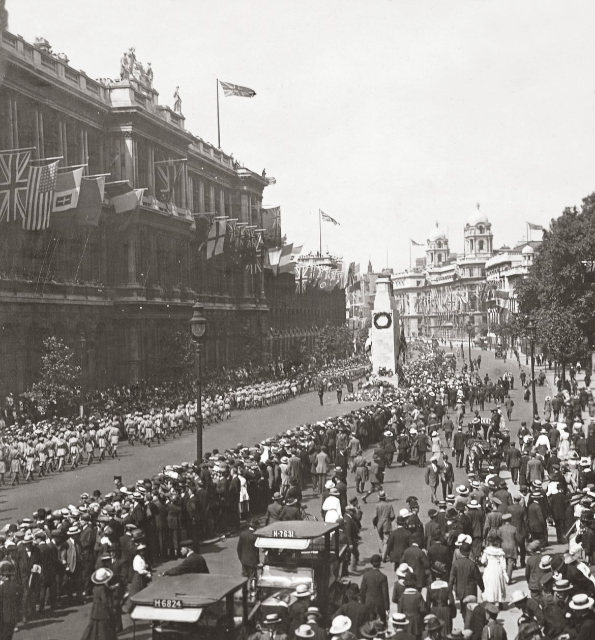 Pokojowa procesja wojsk indyjskich pozdrawiająca Nieznanego Wojownika pod Cenotafem, Whitehall, 19 lipca 1919 autorstwa English Photographer