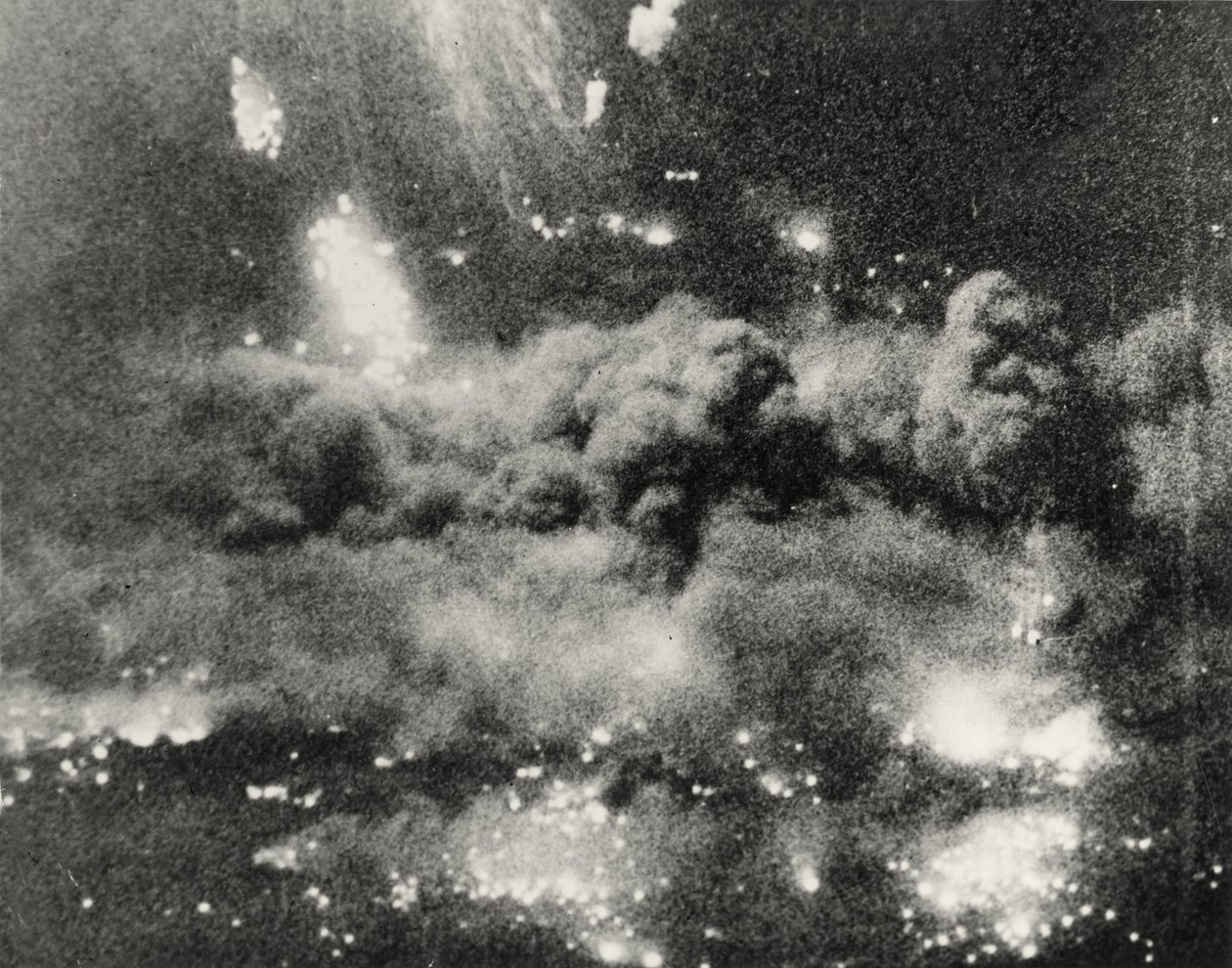 Fotografia przedstawiająca widok na Berlin, w tym zniszczenia po bombach, Niemcy, 1945 r. autorstwa English Photographer