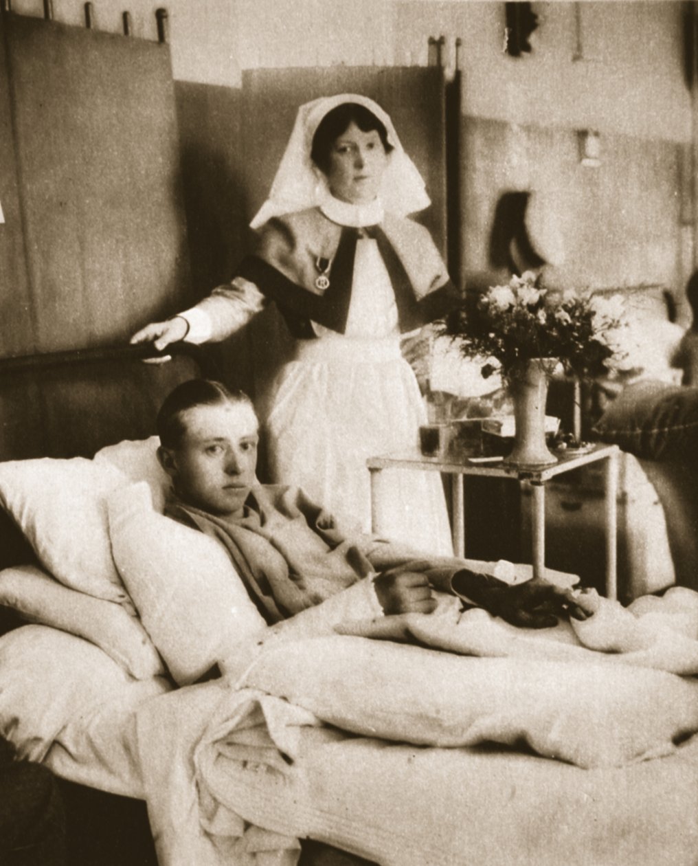 Pilot samolotu bojowego, który zestrzelił Immelmanna: porucznik. McCubbin w szpitalu, z The Illustrated War News, 26 lipca 1916 (zdjęcie w sepii) autorstwa English Photographer