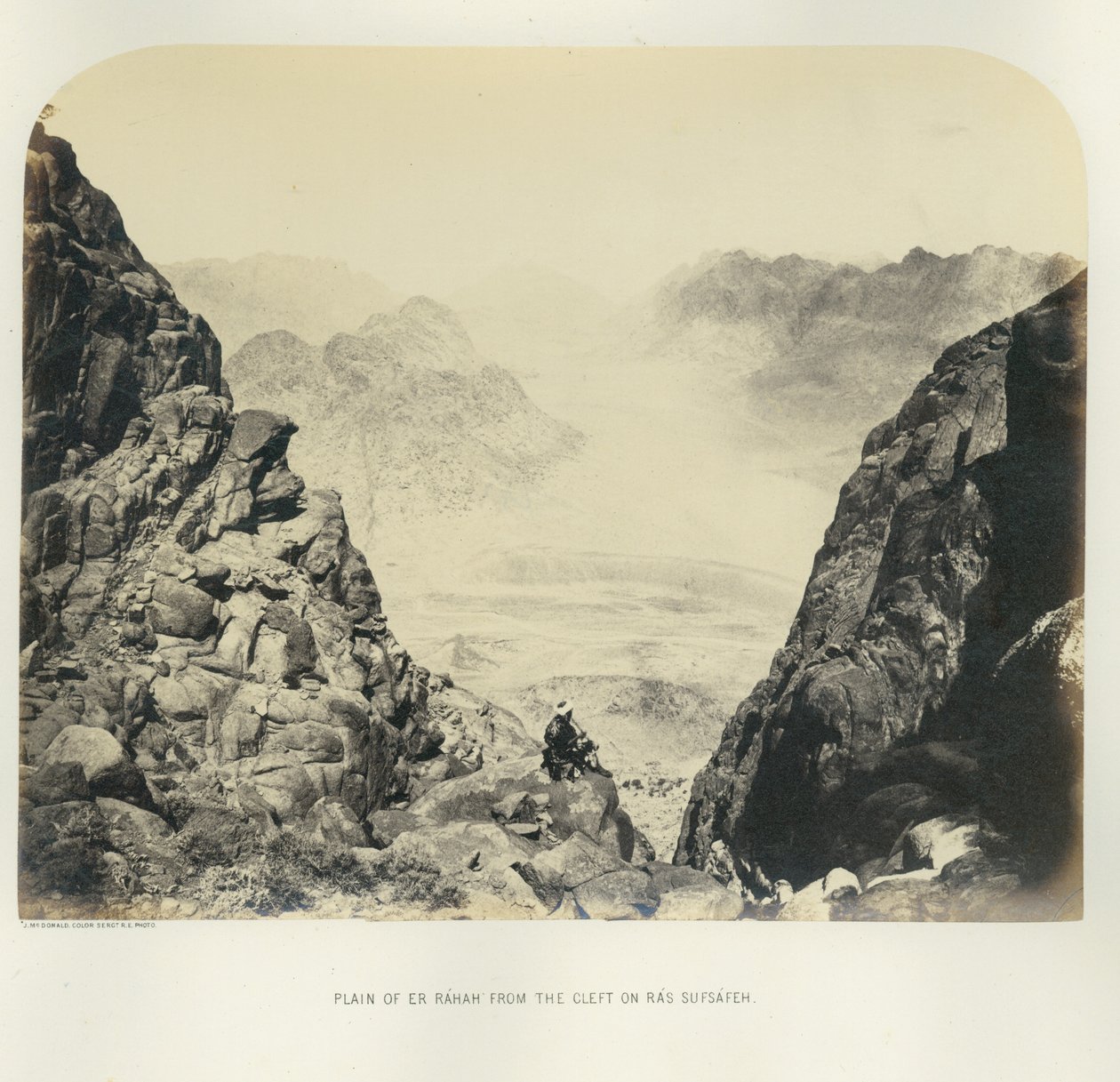 Równina Er Rahah z rozpadliny na Ras Sufsafeh, 1867 r. autorstwa English Photographer