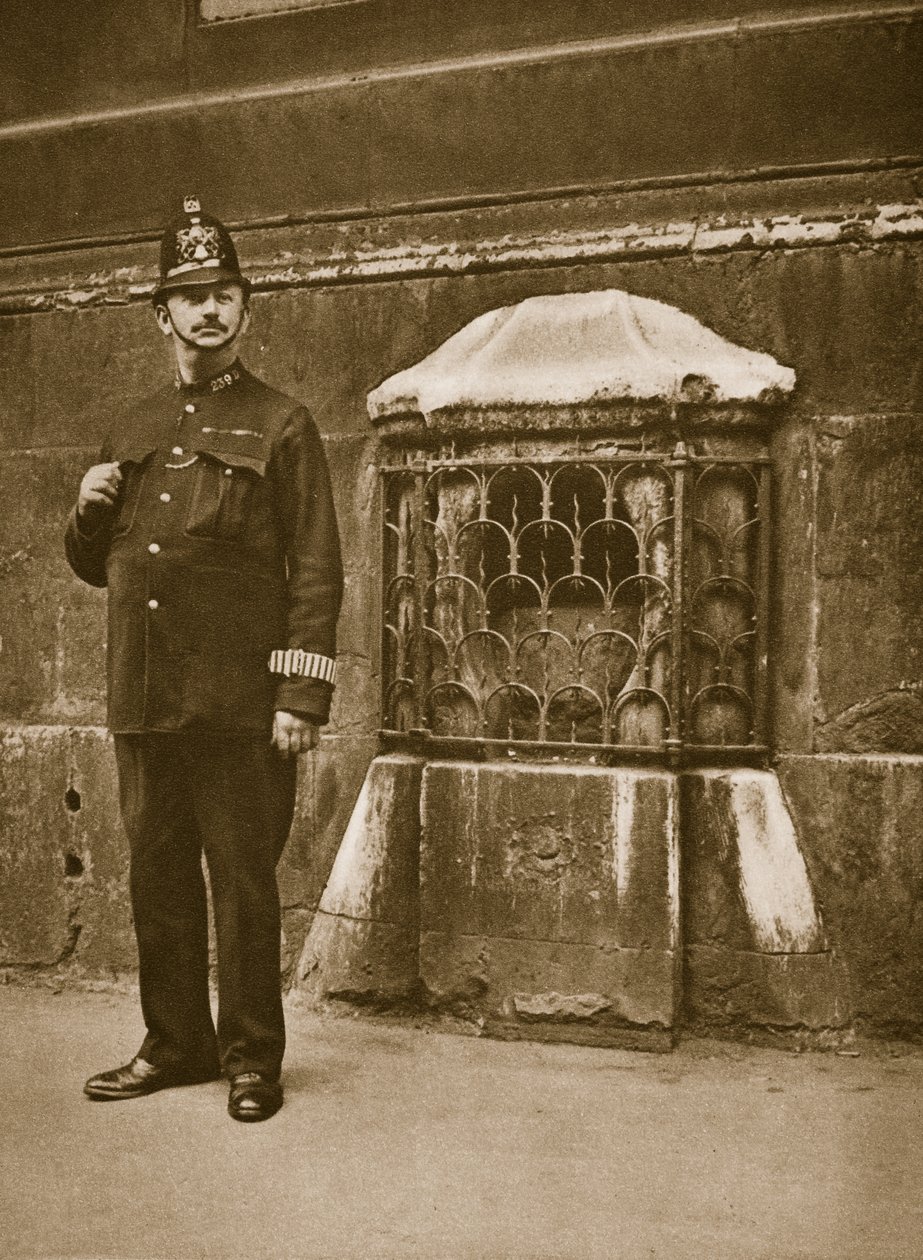 Policjant stojący przy kamieniu wmurowanym w mur St. Swithins, Cannon Street (zdjęcie w sepii) autorstwa English Photographer