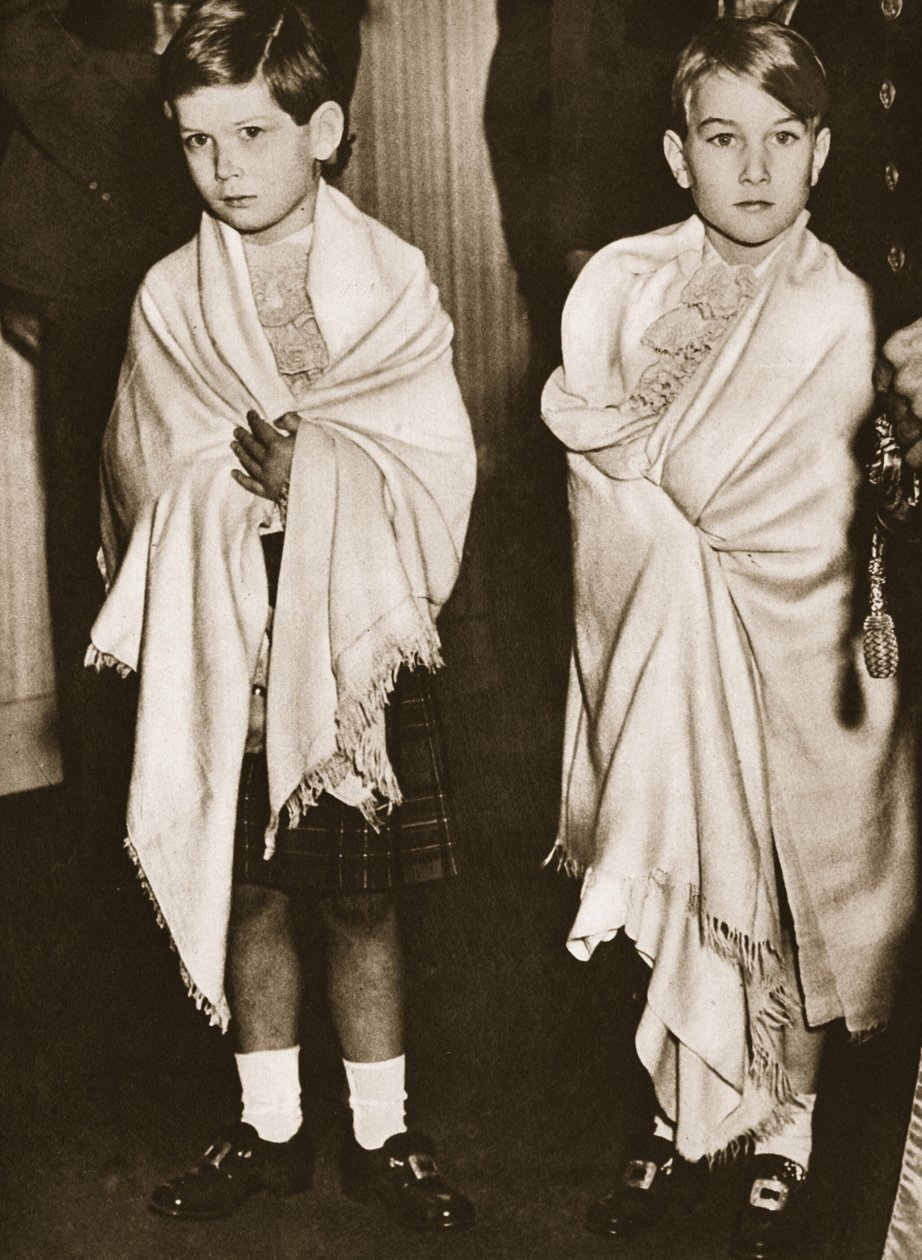 Prince Michael of Kent i Prince William of Gloucester, page boys na ślubie księżniczki Elżbiety, 1947 (fotograwiura) autorstwa English Photographer