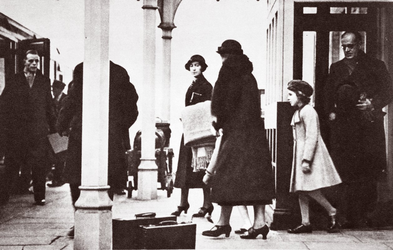 Księżniczka Elżbieta i Księżniczka Margaret Rose wracają do Londynu, styczeń 1936 autorstwa English Photographer