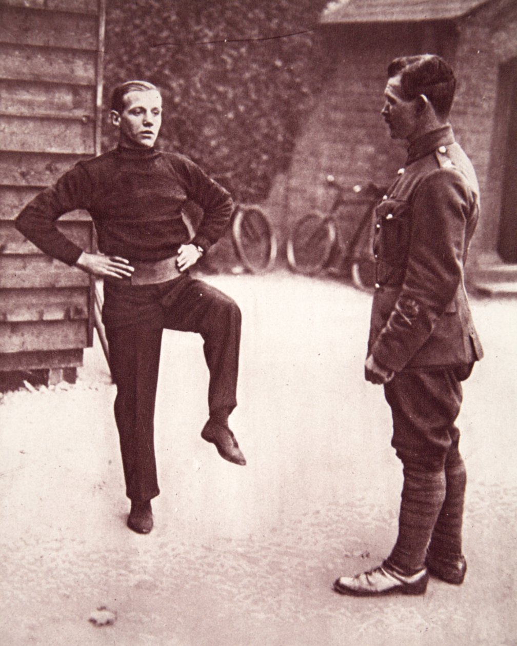 Szeregowiec Jimmy Wildes pierwsze ćwiczenie w Aldershot, ilustracja z The Illustrated War News, 7 lutego 1917 (zdjęcie w sepii) autorstwa English Photographer
