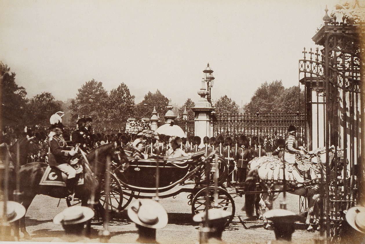 Królowa Wiktoria (1819-1901) przejeżdżająca przez centrum Londynu podczas obchodów swojego Złotego Jubileuszu, 1887 r. autorstwa English Photographer