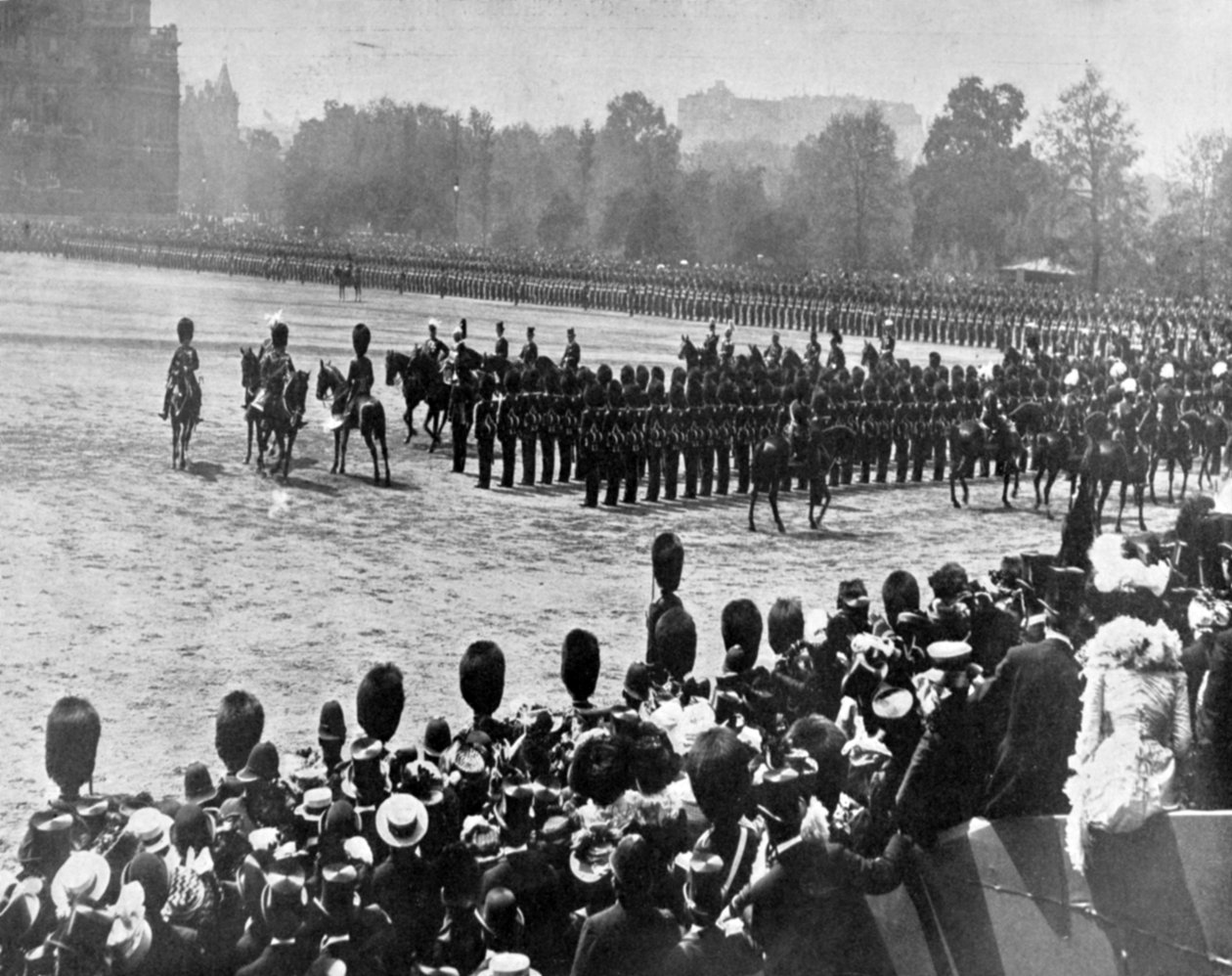 Dzień Królowej Wiktorii - Prezentacja kolorów Trzeciej Gwardii Szkockiej, ilustracja z Króla, 1 czerwca 1901 autorstwa English Photographer