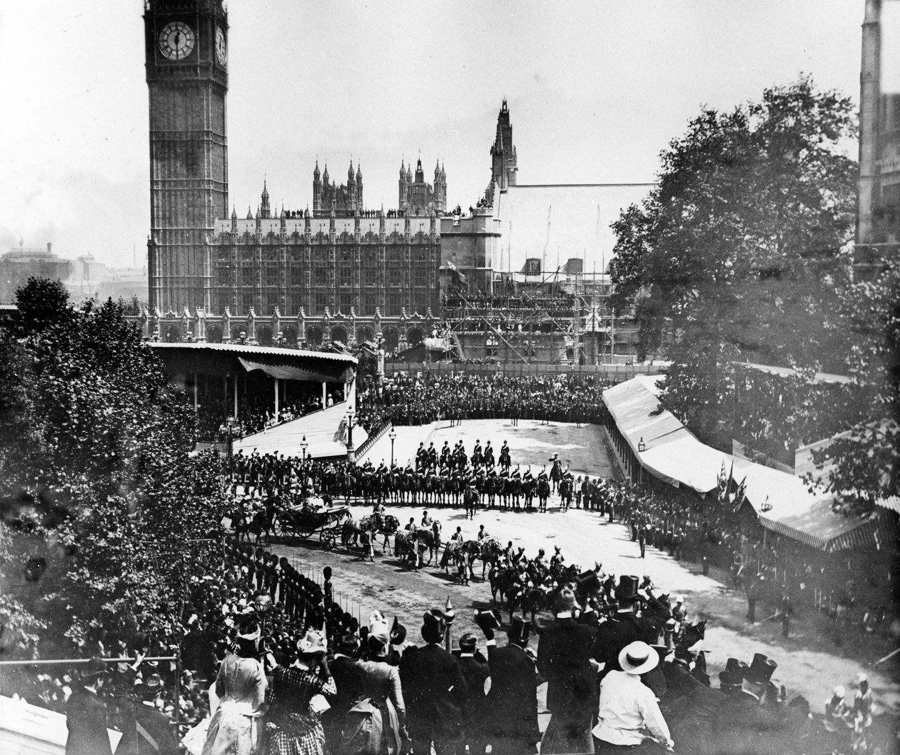 Królowa Wiktoria przechodząca przez Opactwo Westminsterskie w procesji z okazji Diamentowego Jubileuszu, 1897 autorstwa English Photographer