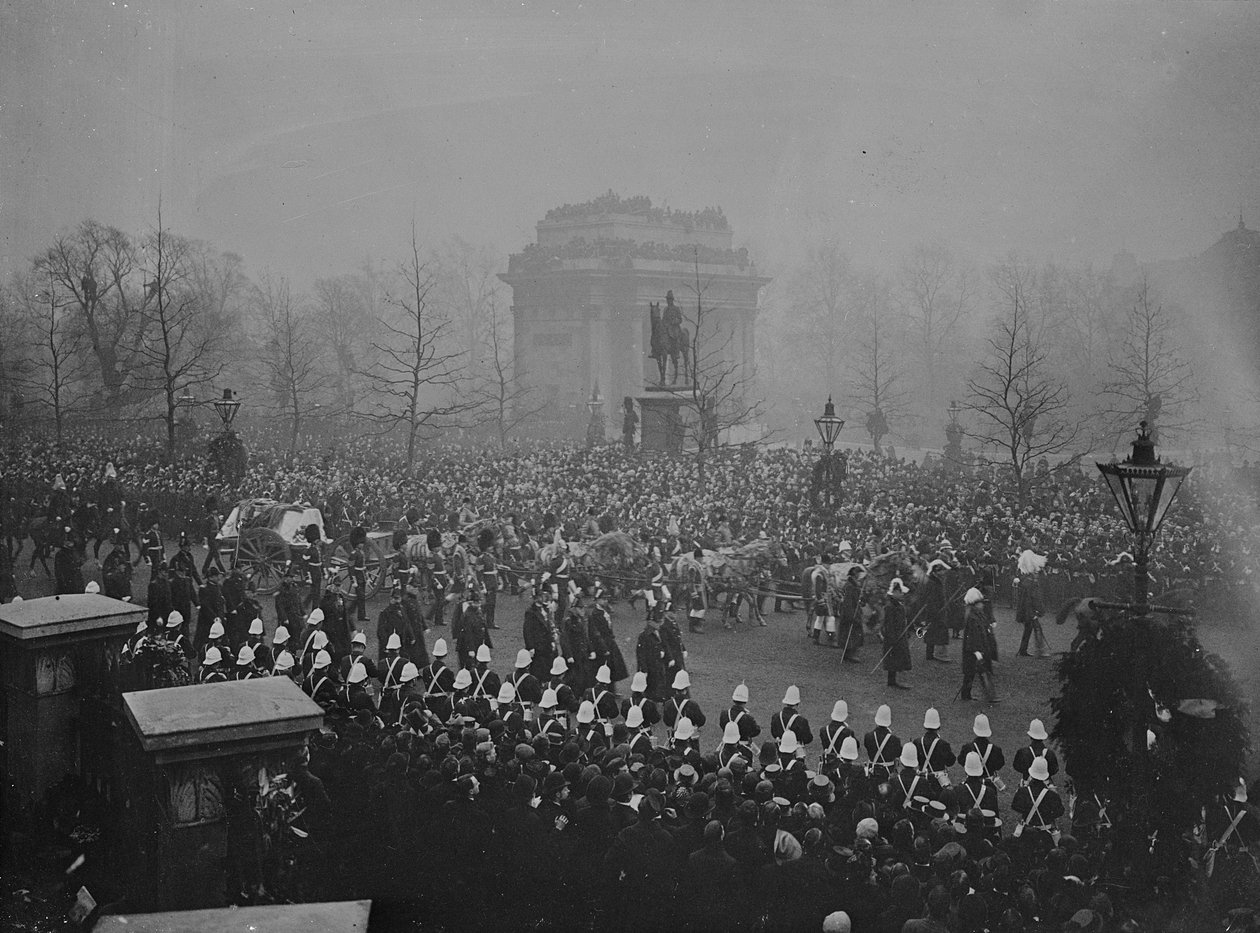 Kondukt pogrzebowy królowej Wiktorii mija Wellington Arch, 2 lutego 1901 r. autorstwa English Photographer