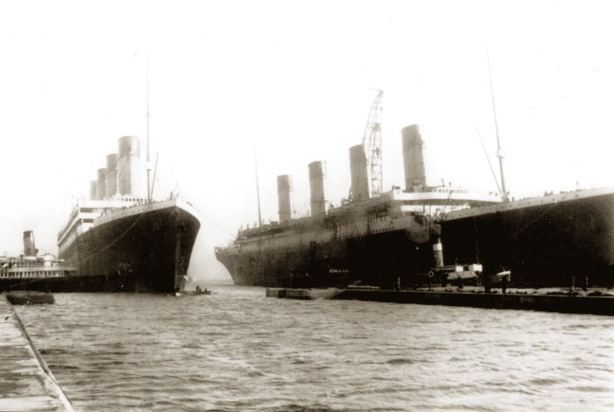 RMS Titanic wyprowadzony z suchego doku, aby umożliwić jej siostrzanemu statkowi, RMS Olympic, wymianę śruby napędowej, 6 marca 1912 r. autorstwa English Photographer