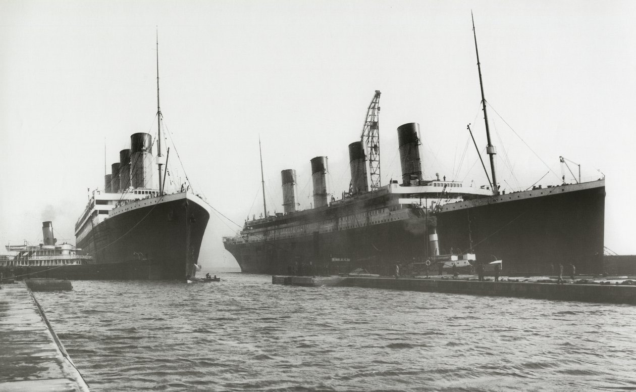 RMS Titanic wyprowadzony z suchego doku, aby umożliwić jej siostrzanemu statkowi, RMS Olympic, wymianę śruby napędowej, 6 marca 1912 r. autorstwa English Photographer