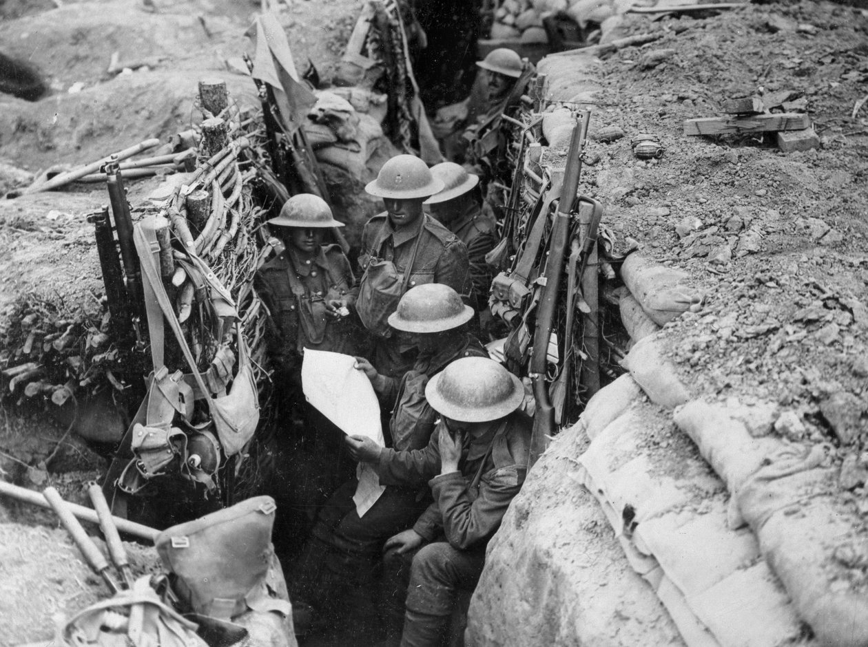 Czytanie gazety w okopach, 1916-17 autorstwa English Photographer