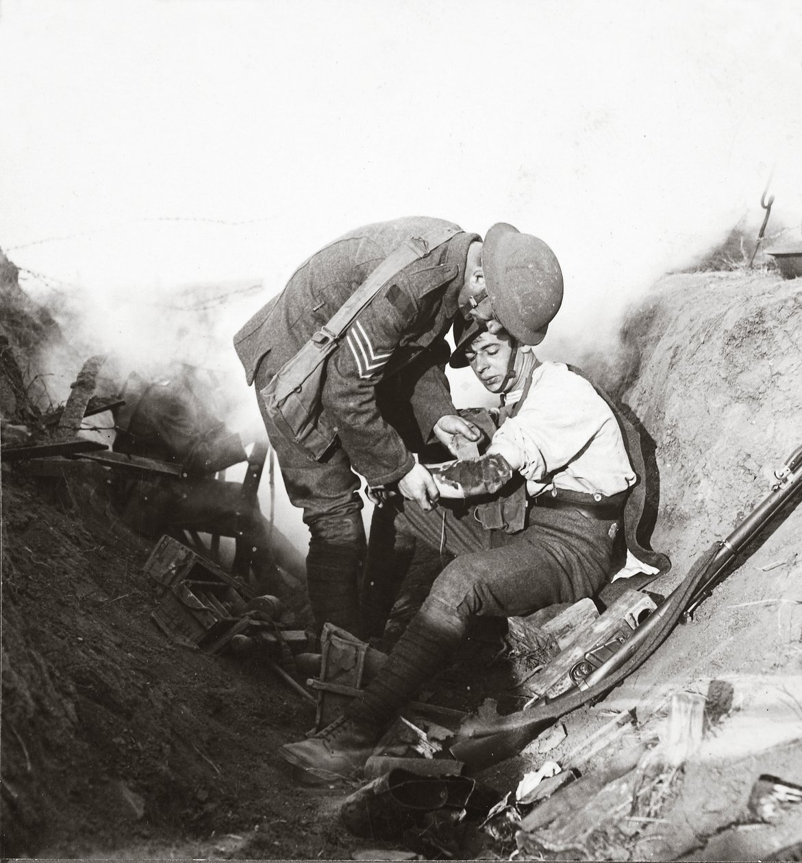 Otrzymywanie pierwszej pomocy od sierżanta w sokach podczas szczytu bitwy pod Peronne, 1918 autorstwa English Photographer
