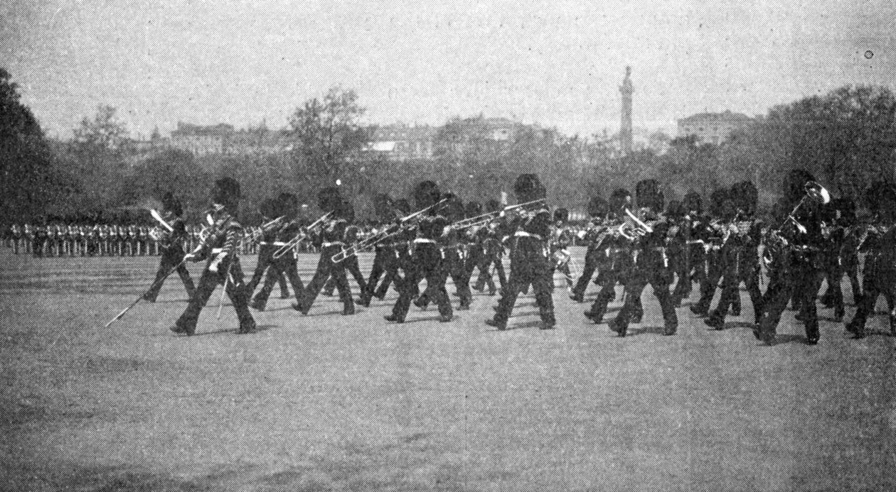Próba do parady urodzinowej, ilustracja z Króla, 25 maja 1901 autorstwa English Photographer
