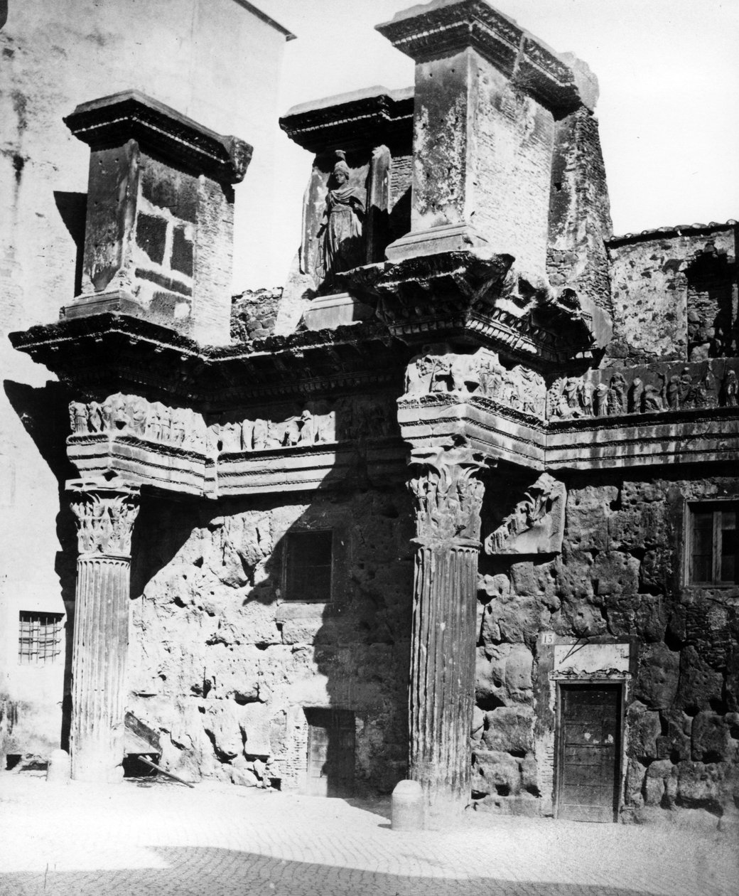 Pozostałości perystylu świątyni Minerwy na Forum Nerwy, Rzym ok. 1890 autorstwa English Photographer