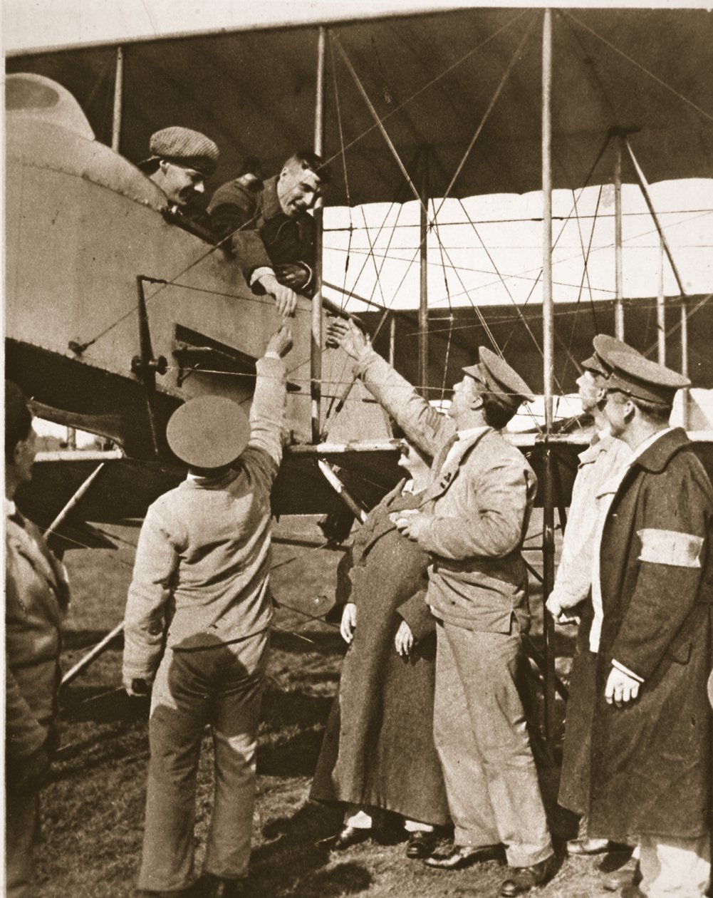 Zagrożenia powietrza jako dywersji po okopach! Ranni żołnierze w podróży lotniczej, z The Illustrated War News, 5 lipca 1916 (zdjęcie w sepii) autorstwa English Photographer