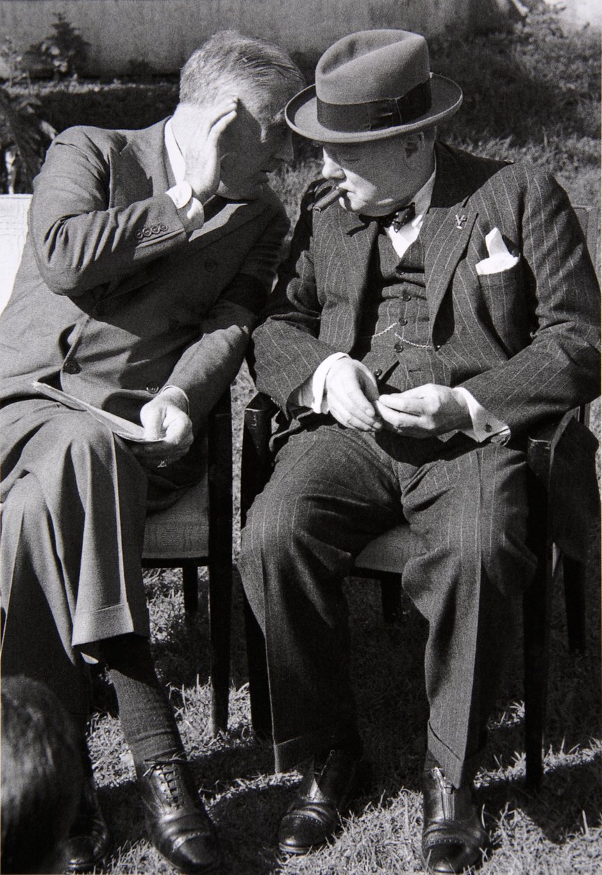 Roosevelt i Churchill pogrążeni w rozmowie na konferencji w Casablance, Maroko, styczeń 1943 r. autorstwa English Photographer