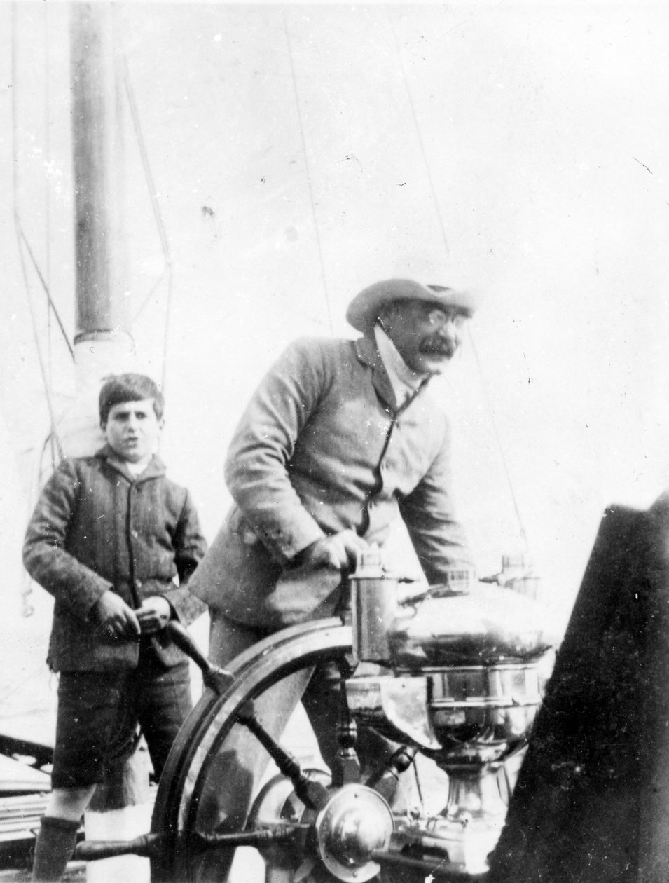 Rudyard Kipling i jego syn John na jachcie "Bantam", ok. 1910 r. autorstwa English Photographer