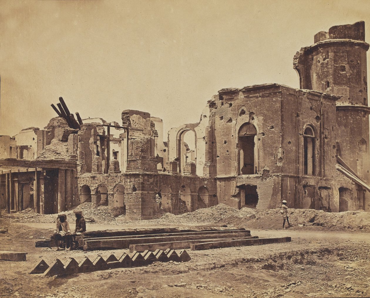 Zrujnowany pałac, ok.1858 (zdjęcie w sepii) autorstwa English Photographer