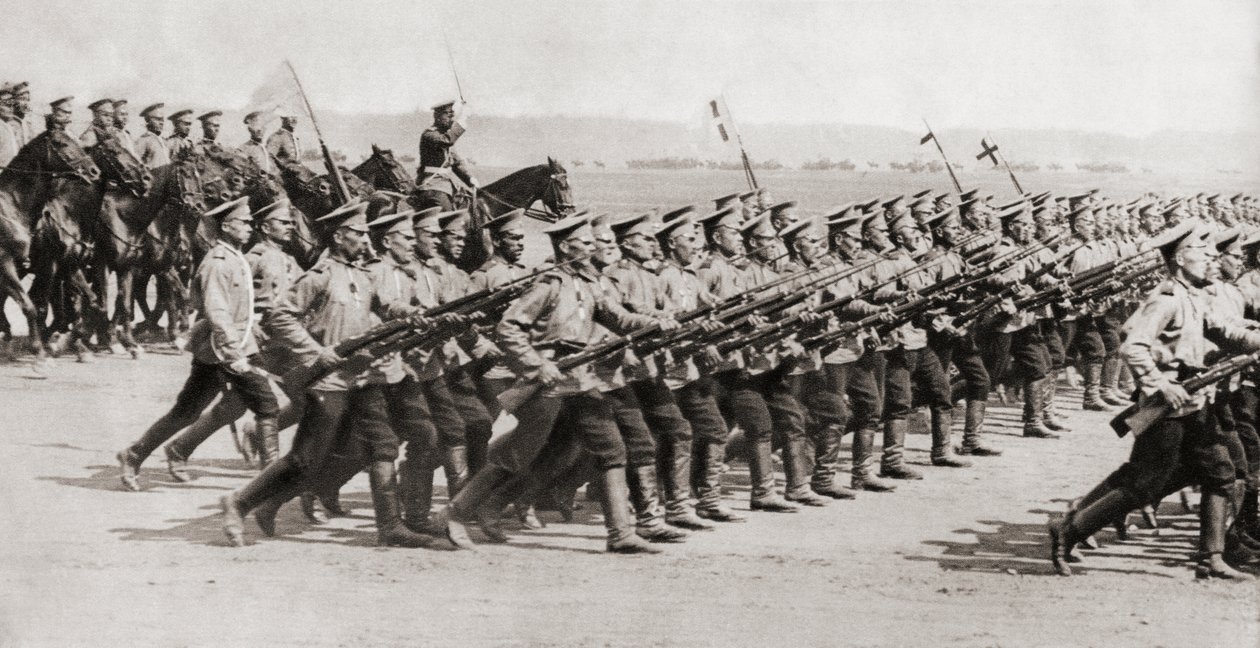 Rosyjski pułk piechoty maszerujący w ekwipunku bojowym podczas I wojny światowej, z „Ilustrowanych wiadomości wojennych”, 1914 autorstwa English Photographer