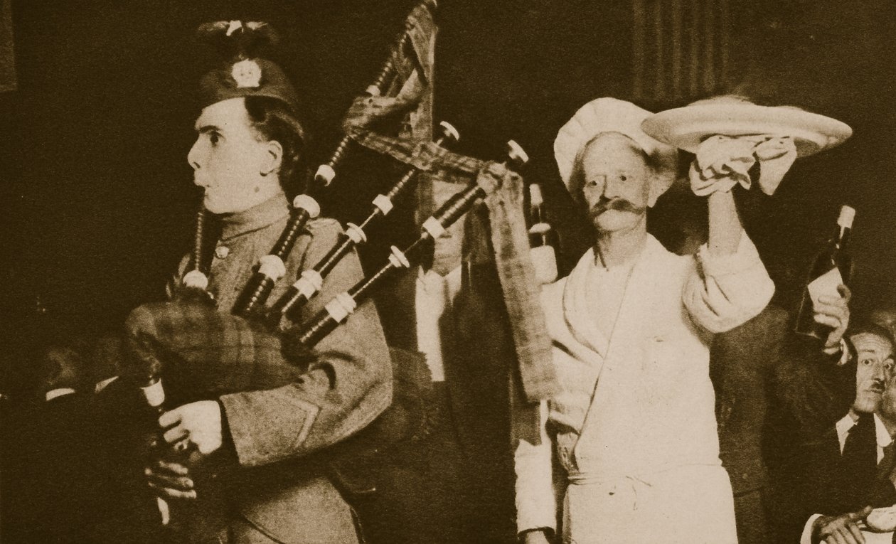Szkocki dudziarz podaje haggis na bankiecie kaledońskim, Londyn (zdjęcie w sepii) autorstwa English Photographer
