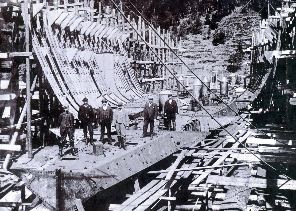 Prom lodołamacz SS Baikal częściowo obramowany podczas przebudowy w Rosji, 1896 r. autorstwa English Photographer