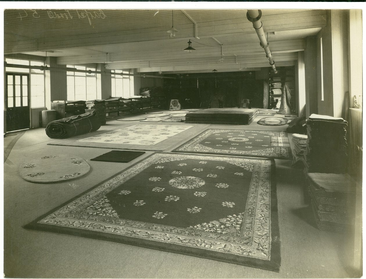 Salon tkactwa anglo-tureckiego, Handel dywanami, 1923 autorstwa English Photographer