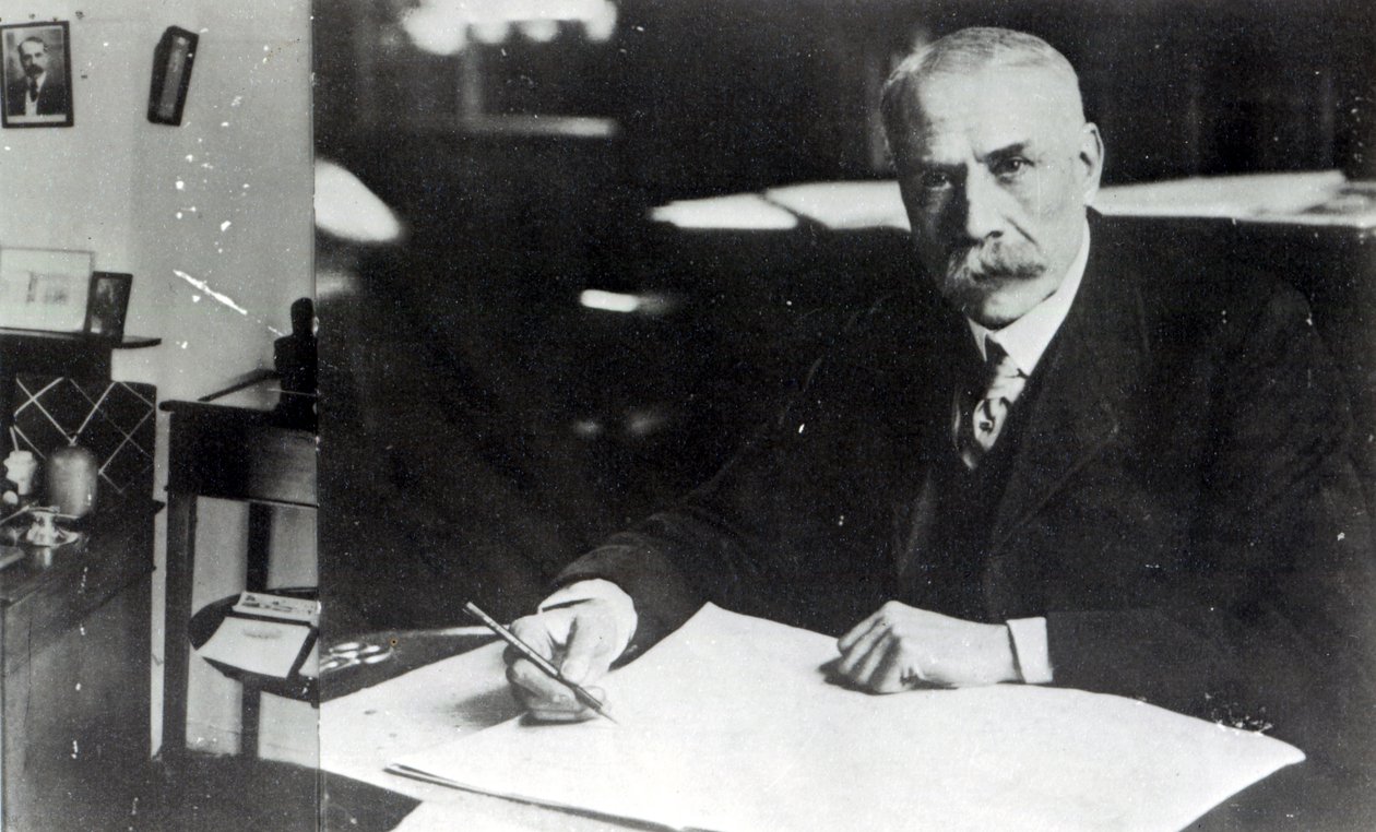 Sir Edward Elgar (1857-1934) przy pracy nad jedną ze swoich partytur orkiestrowych autorstwa English Photographer