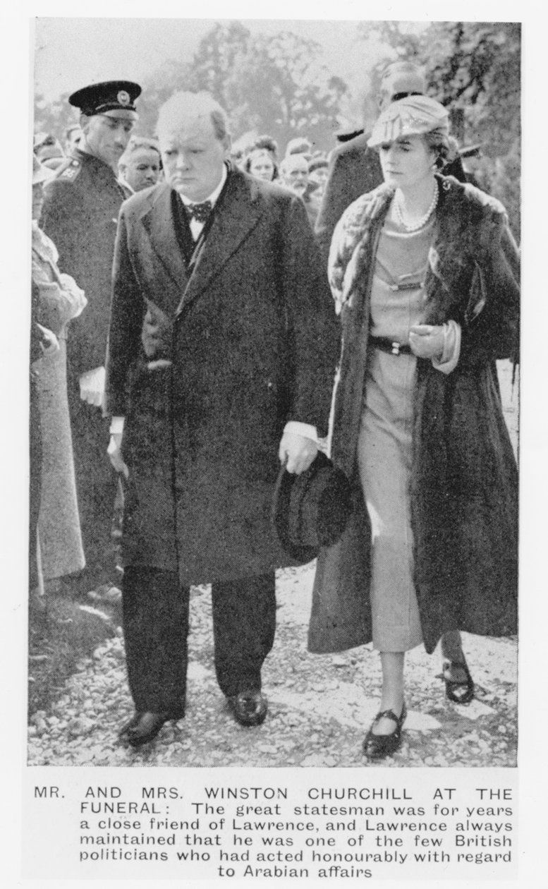 Sir Winston Churchill (1874-1965) i jego żona, Clementine Ogilvy, na pogrzebie T.E. Lawrence