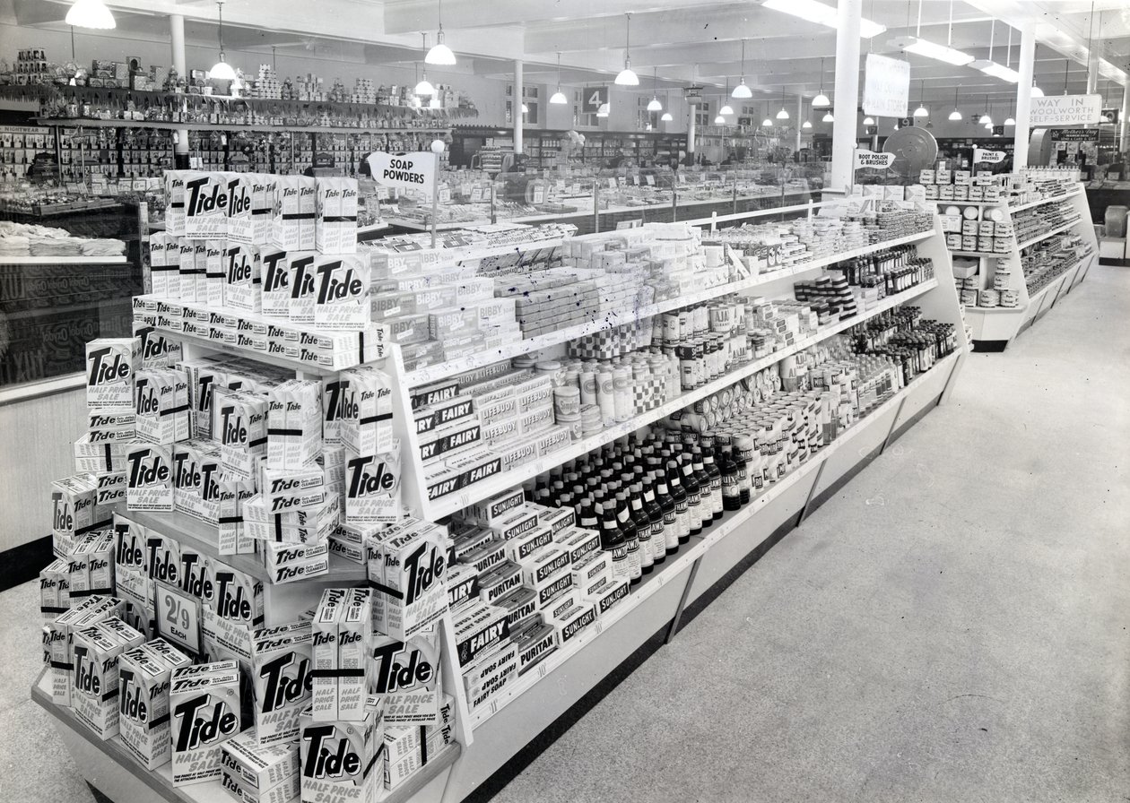 Alejka z proszkiem do mydła, sklep Woolworths, 1956 autorstwa English Photographer