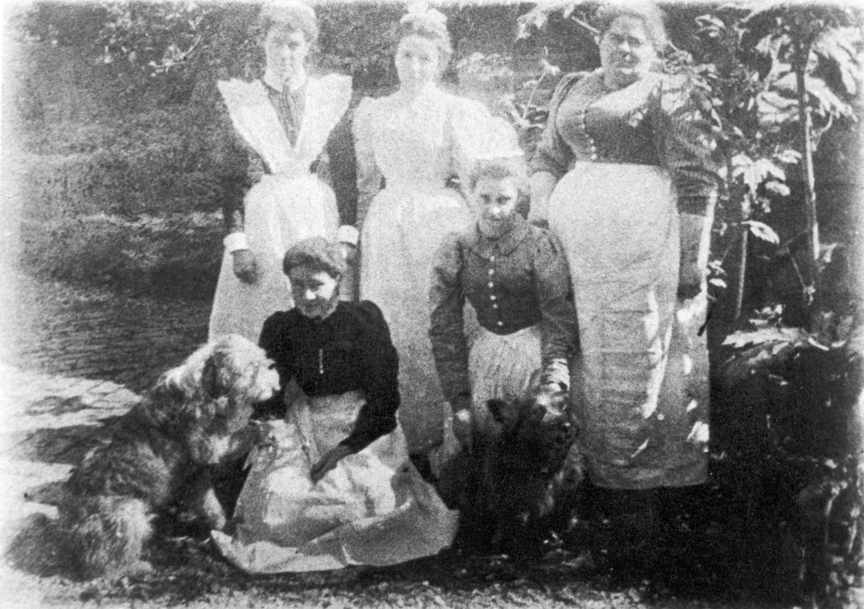 Sophia Farrell i pokojówki, 1899 autorstwa English Photographer
