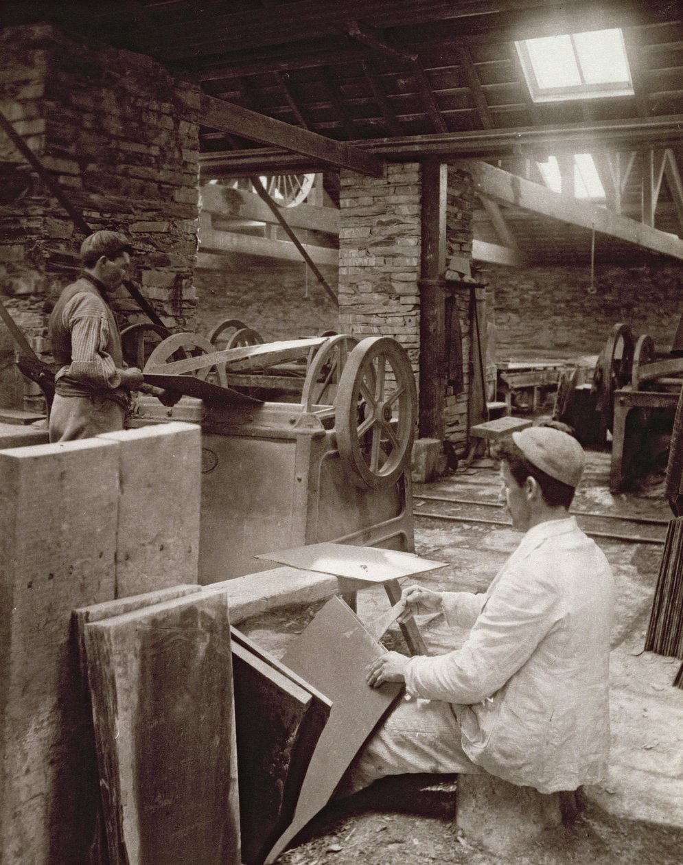 Łupanie łupków do układania płytek w Llechwedd Slate Quarry, 1896 autorstwa English Photographer