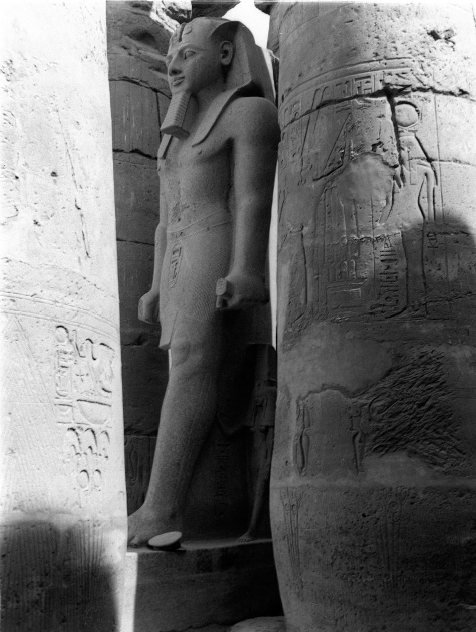Statua Ramzesa II, Świątynia Luksorska, z albumu zawierającego 206 fotografii zebranych przez majora W.H.O. Wyprzedaż, 1940-43 autorstwa English Photographer