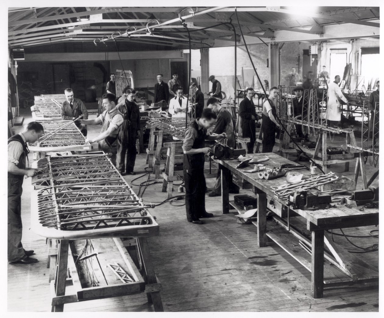 Podwykonawcy przy pracy w Fabryce Samolotów Blackburn w Hudswell Clarkes, ok.1939-45 autorstwa English Photographer