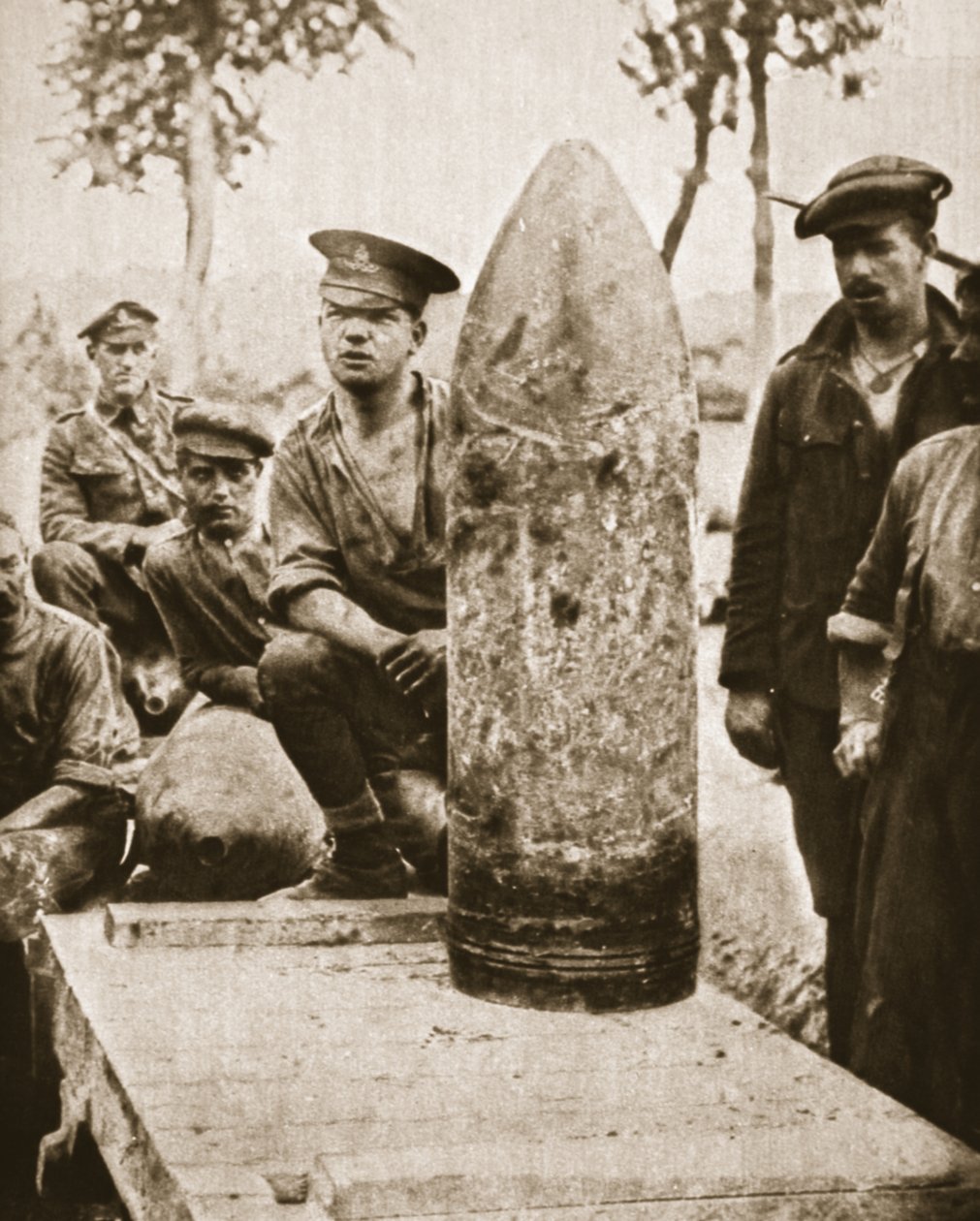 Pociski super-dreadnaught dla wielkiej ofensywy brytyjskiej: pocisk 15-calowy, z The Illustrated War News, 2 sierpnia 1916 (zdjęcie w sepii) autorstwa English Photographer