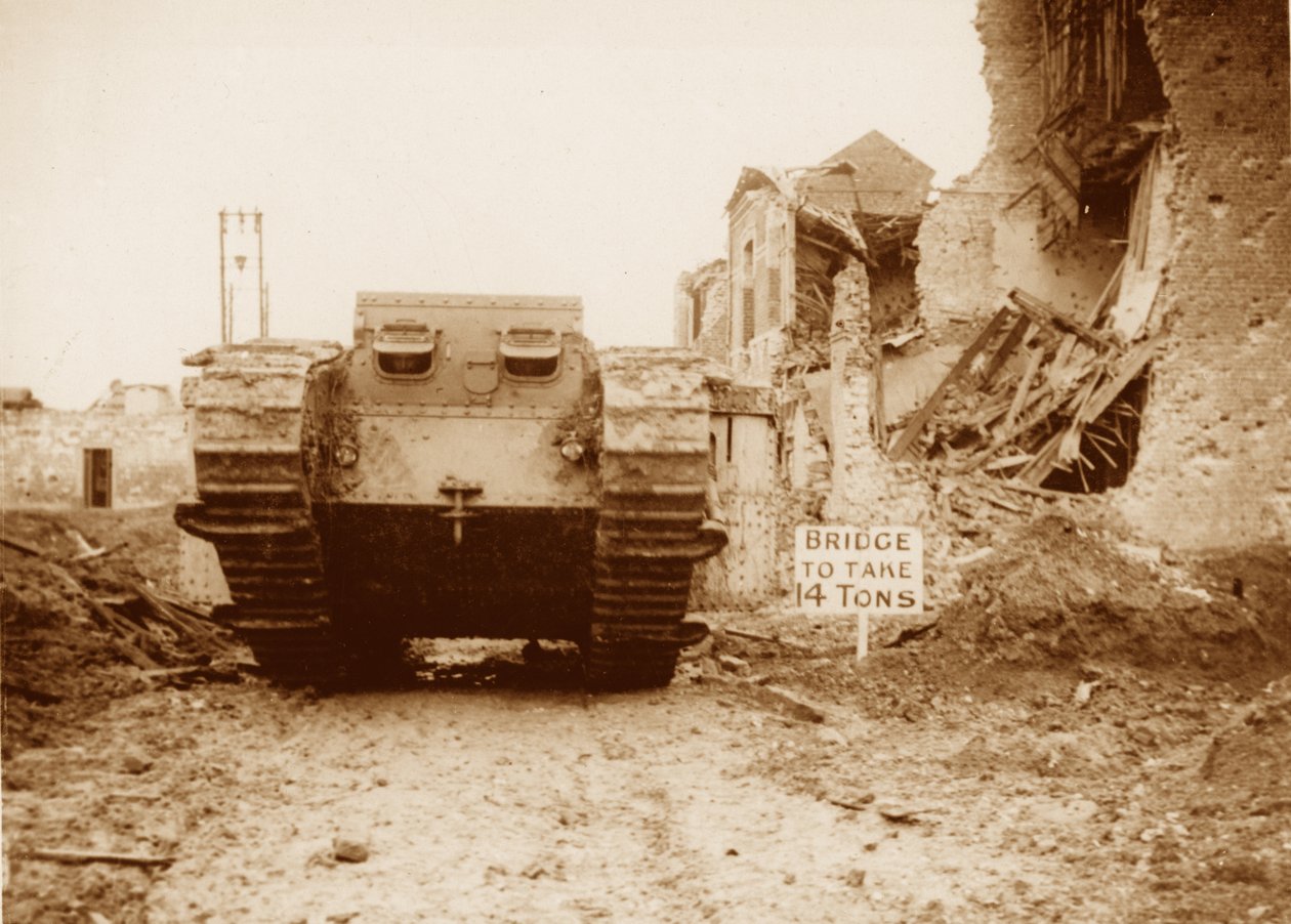Czołg wchodzi do akcji, 1916-17 autorstwa English Photographer