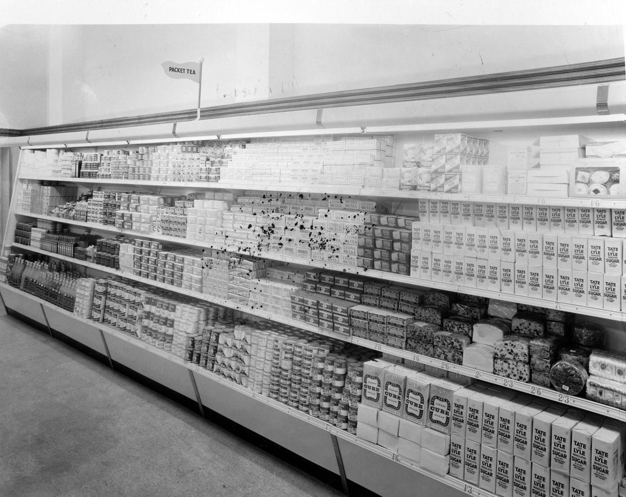 Alejka z herbatą i cukrem, sklep Woolworths, 1956 autorstwa English Photographer