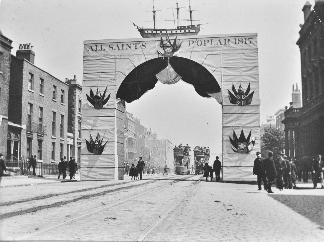 Tymczasowa brama, Victoria Diamond Jubilee, East India Dock Road, 1897 autorstwa English Photographer