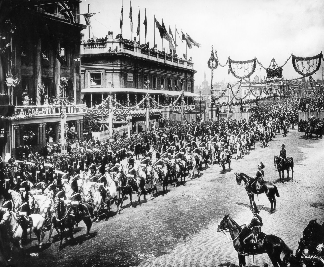 Parada Diamentowego Jubileuszu przez London Bridge, 1897 autorstwa English Photographer