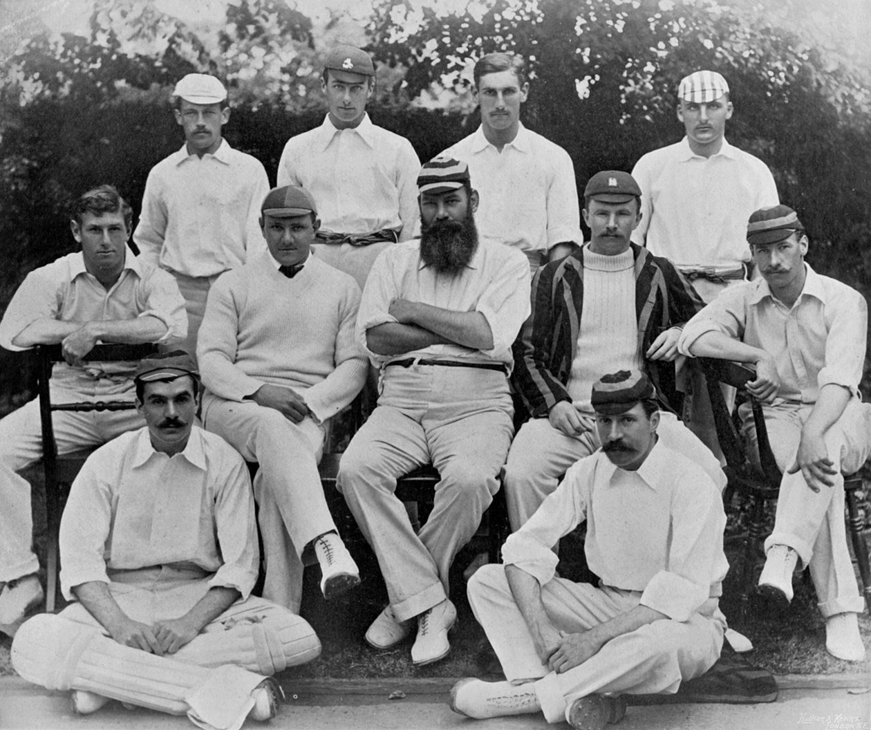 Drużyna Gentlemen z meczu Gentlemen v Players w Lords w 1894, z Famous Cricketers and Cricket Grounds, opublikowana przez Hudson and Kearns, 1895 autorstwa English Photographer