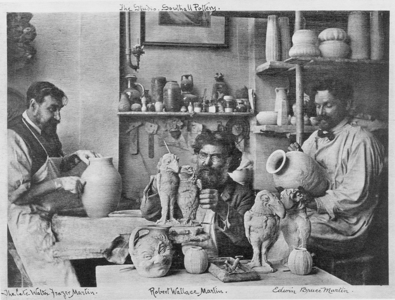 Bracia Martin w studiu w Southall Pottery autorstwa English Photographer
