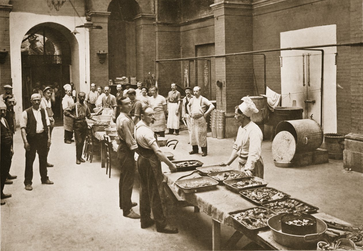 Południowy posiłek gotowy do podania, The Kitchens, Alexandra Palace, ilustracja z niemieckich więźniów w Wielkiej Brytanii (fotograwiura) autorstwa English Photographer